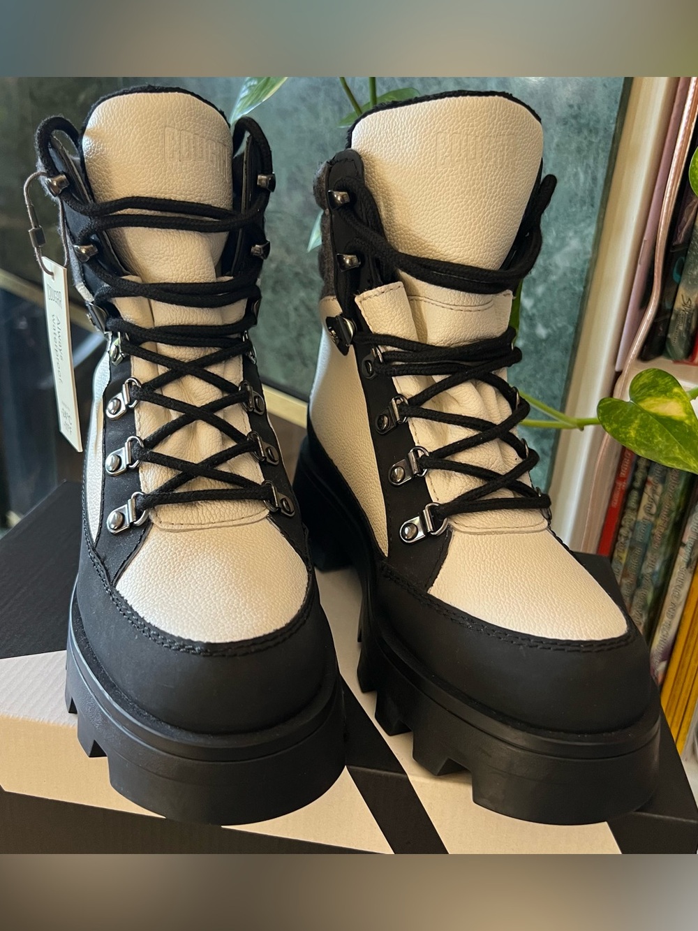 Cougar Suma Women's Waterproof Leather Hiker Trail Boots White Black Size 6 NWT